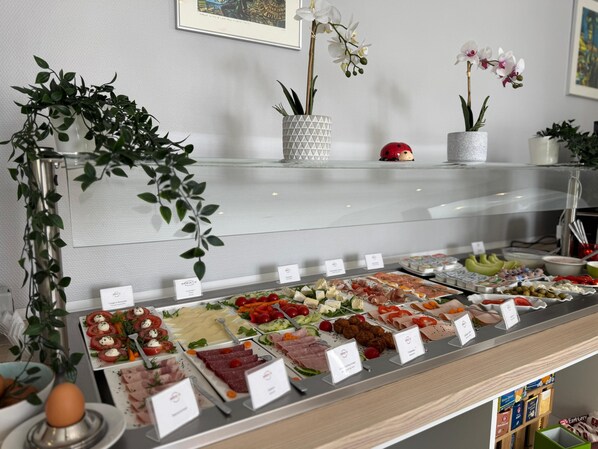 Tägliches Frühstücksbuffet gegen Gebühr