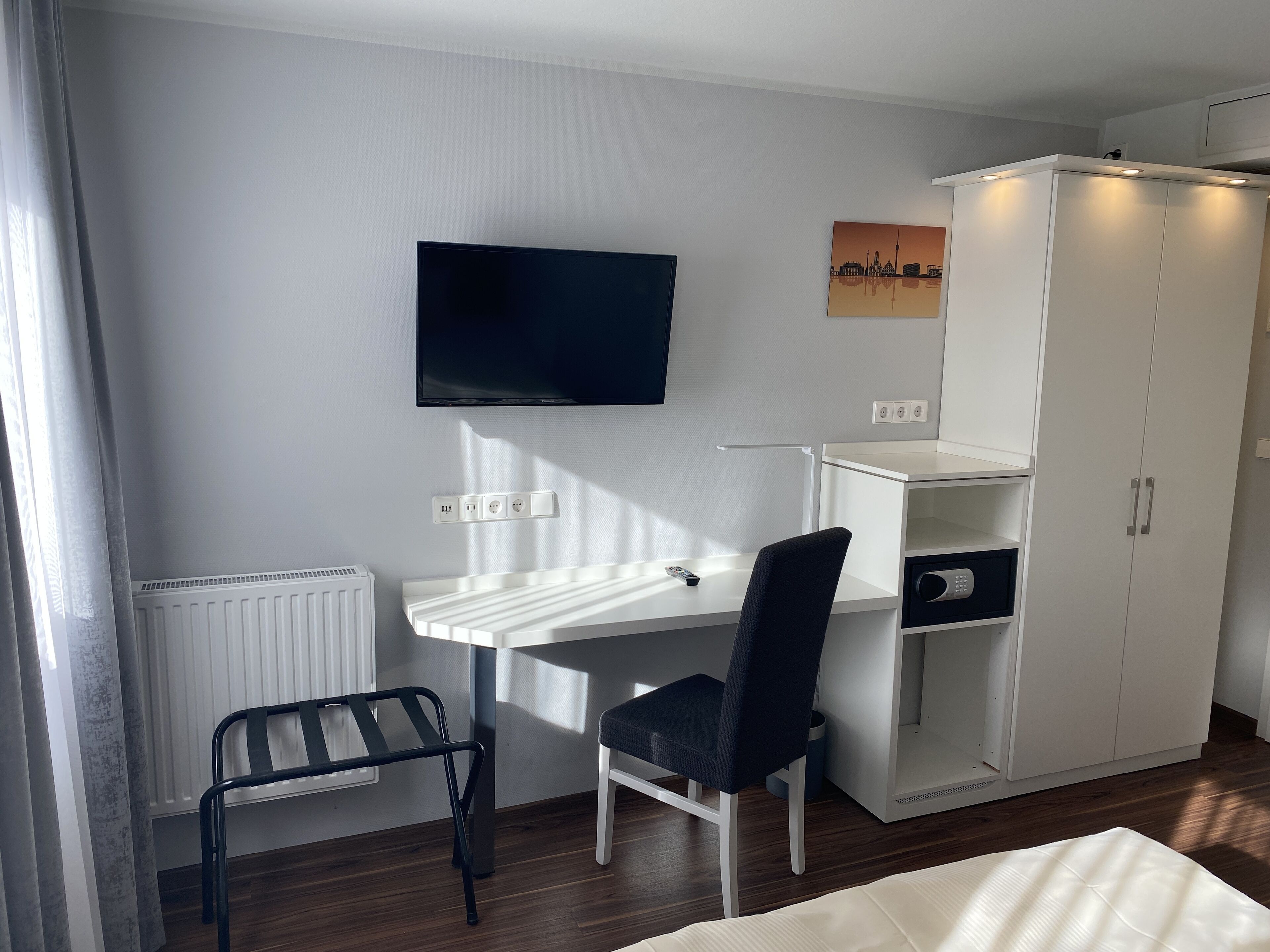 superior single room | living area | 32-inch flat-screen tv with satellite channels, tv