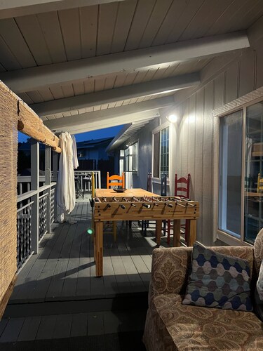 Country oasis with shared swimming pool & hot tub, back yard/deck 