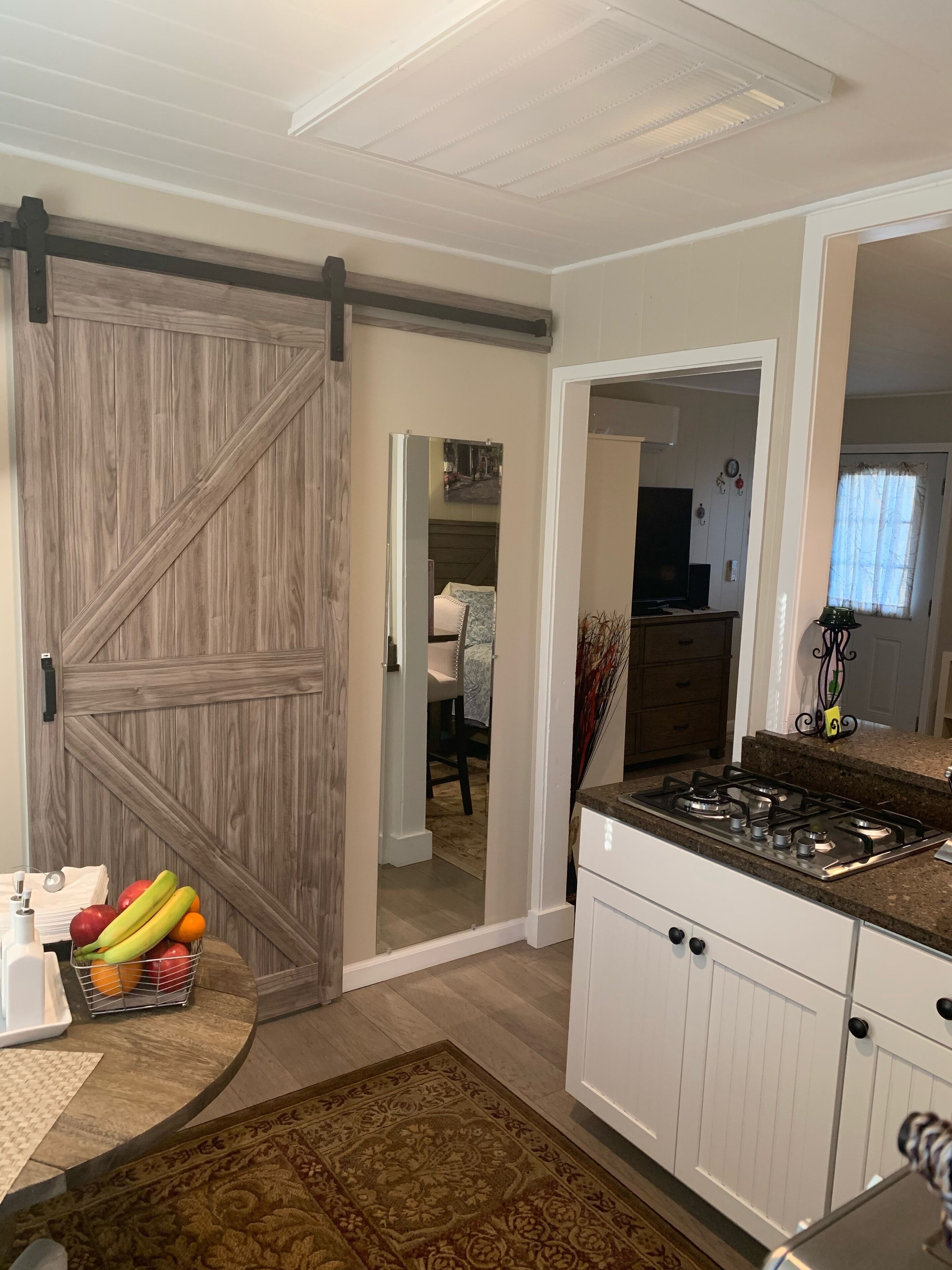 Een koelkast, een magnetron, een koffiezetapparaat/waterkoker