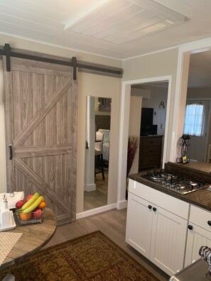 KĂŒhlschrank, Mikrowelle, Wasserkocher mit Kaffee-/Teezubehör