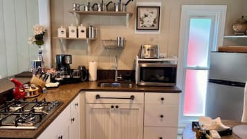 Réfrigérateur, micro-ondes, cafetière/bouilloire, bouilloire électrique