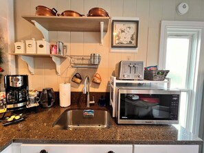 Een koelkast, een microgolfoven, een koffiezetapparaat/waterkoker