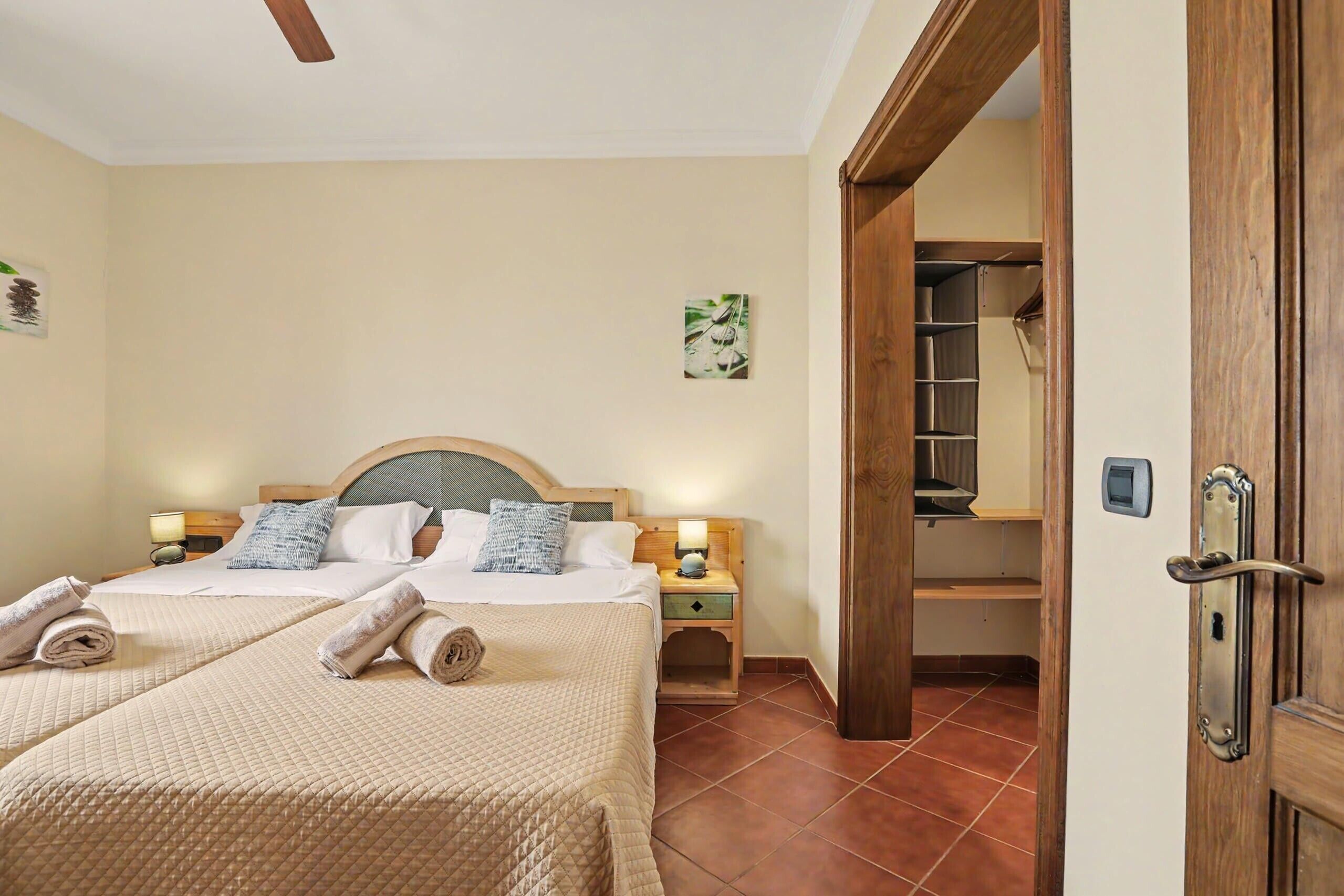 3 slaapkamers, een strijkplank/strijkijzer, gratis wifi, beddengoed