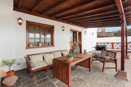 Outdoor dining. Vacation Home “Rincón de Daute” with Sea View, Mountain View, Pool, Wi-Fi & Terrace