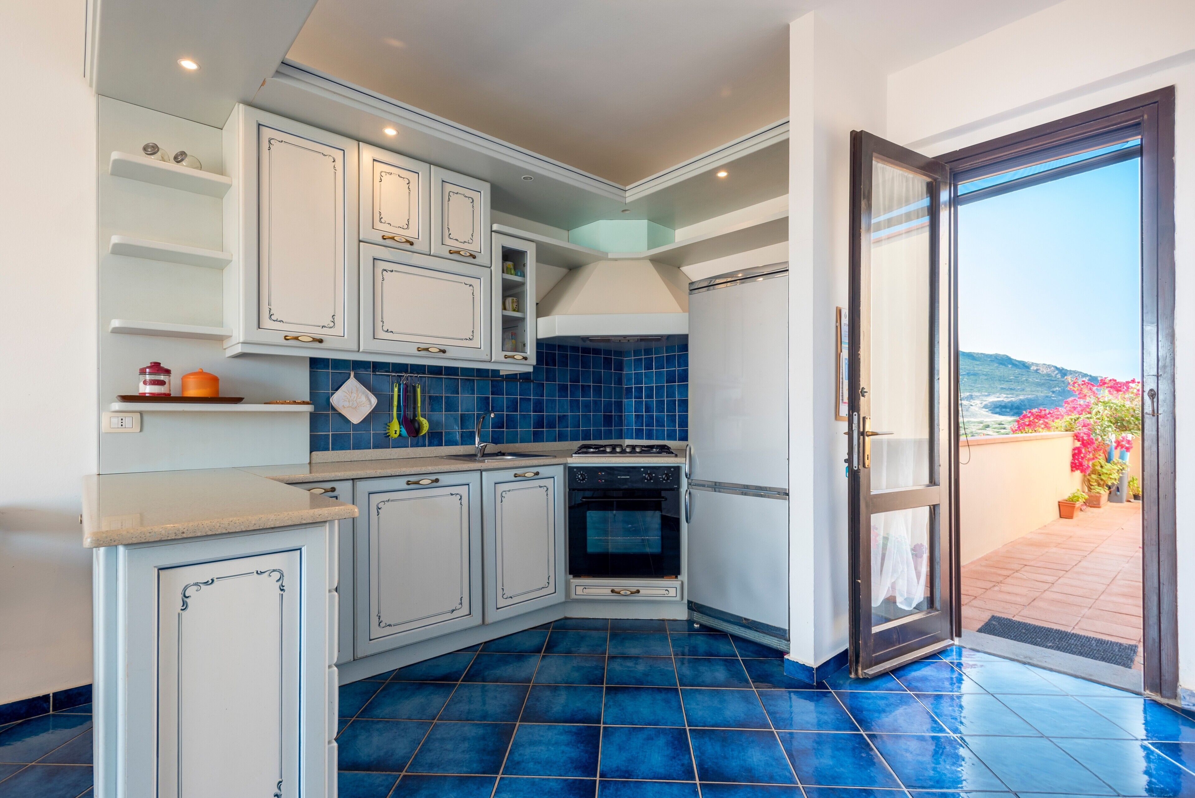 Kühlschrank, Ofen, Herdplatte, Wasserkocher mit Kaffee-/Teezubehör