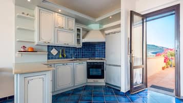 Kühlschrank, Ofen, Herdplatte, Wasserkocher mit Kaffee-/Teezubehör