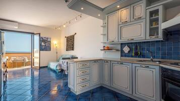 Kühlschrank, Ofen, Herdplatte, Wasserkocher mit Kaffee-/Teezubehör