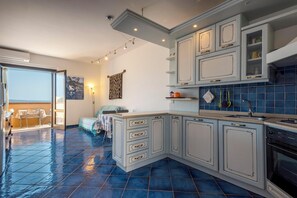 Fridge, oven, stovetop, coffee/tea maker