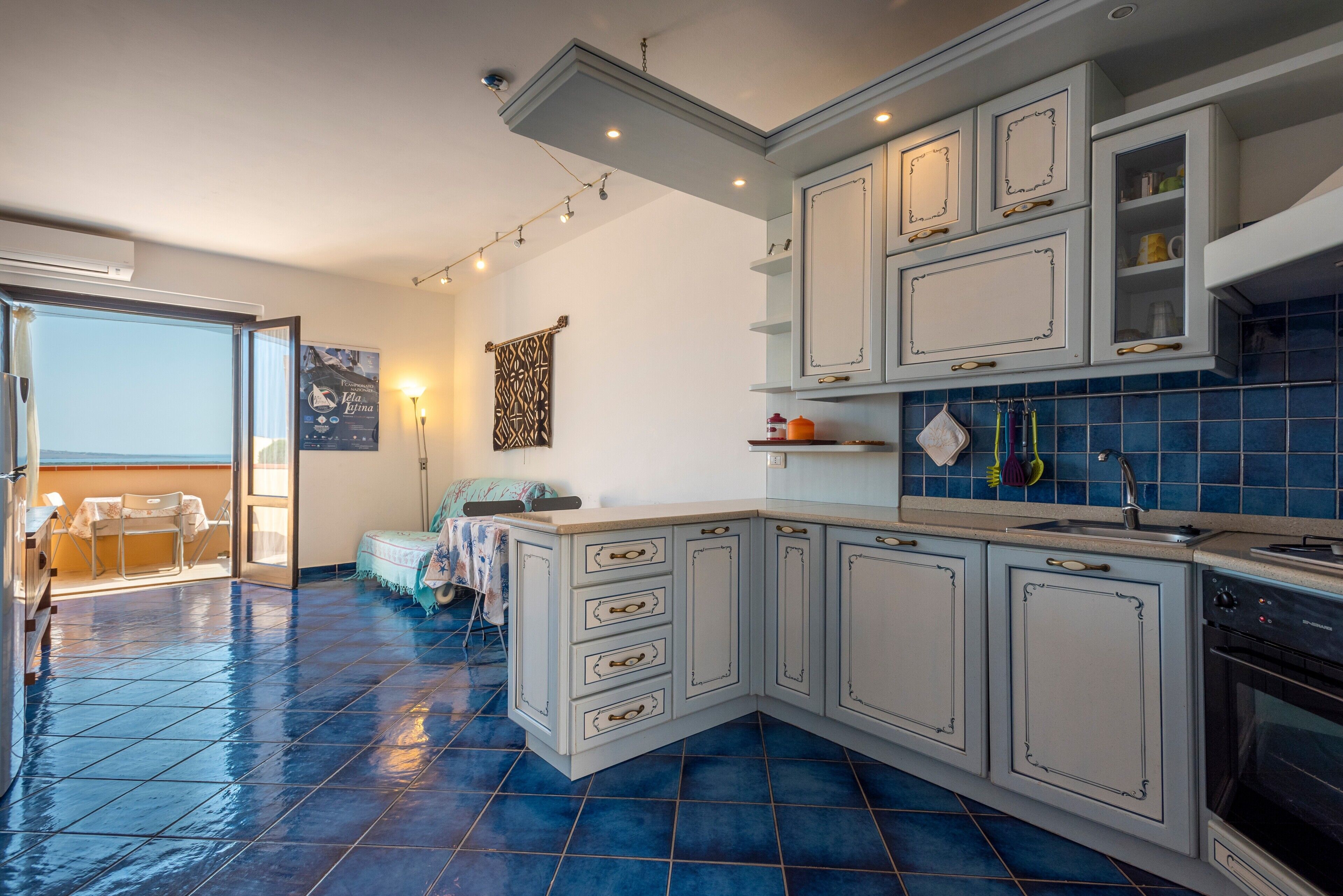 Frigorifero, forno, piano cottura, macchina per tè/caffè