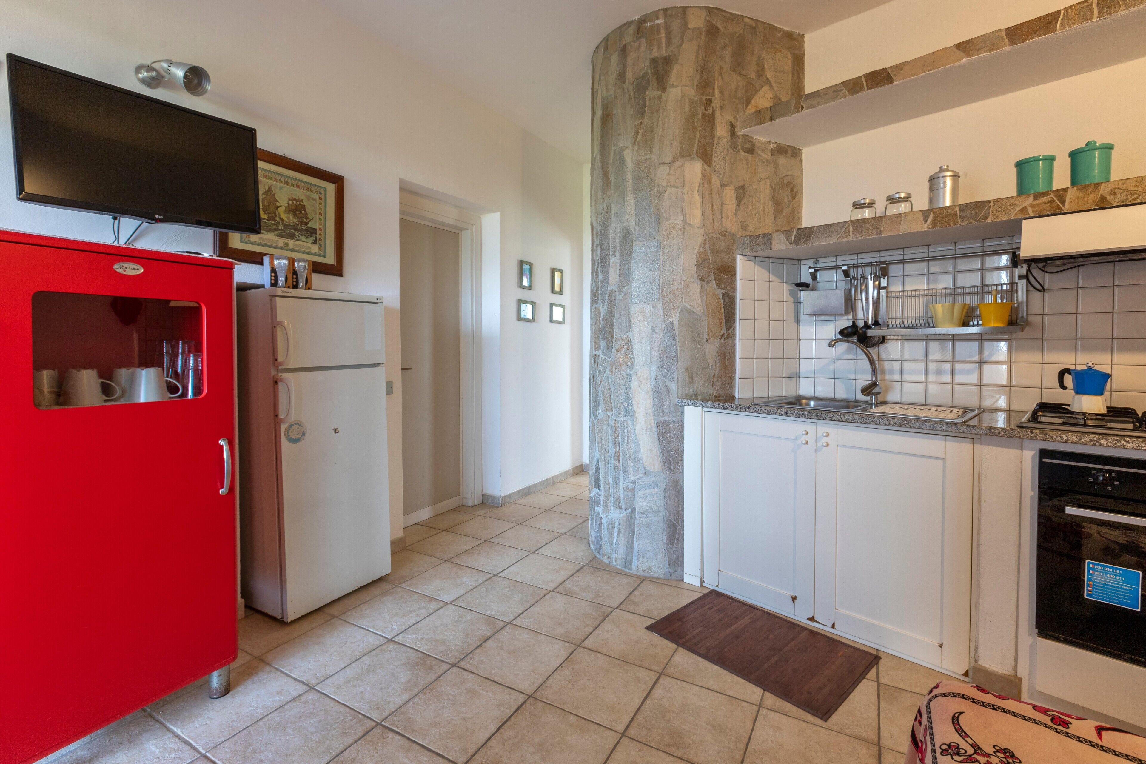 Réfrigérateur, four, plaque de cuisson, cafetière/bouilloire