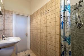 Badewanne, Haartrockner, Handtücher
