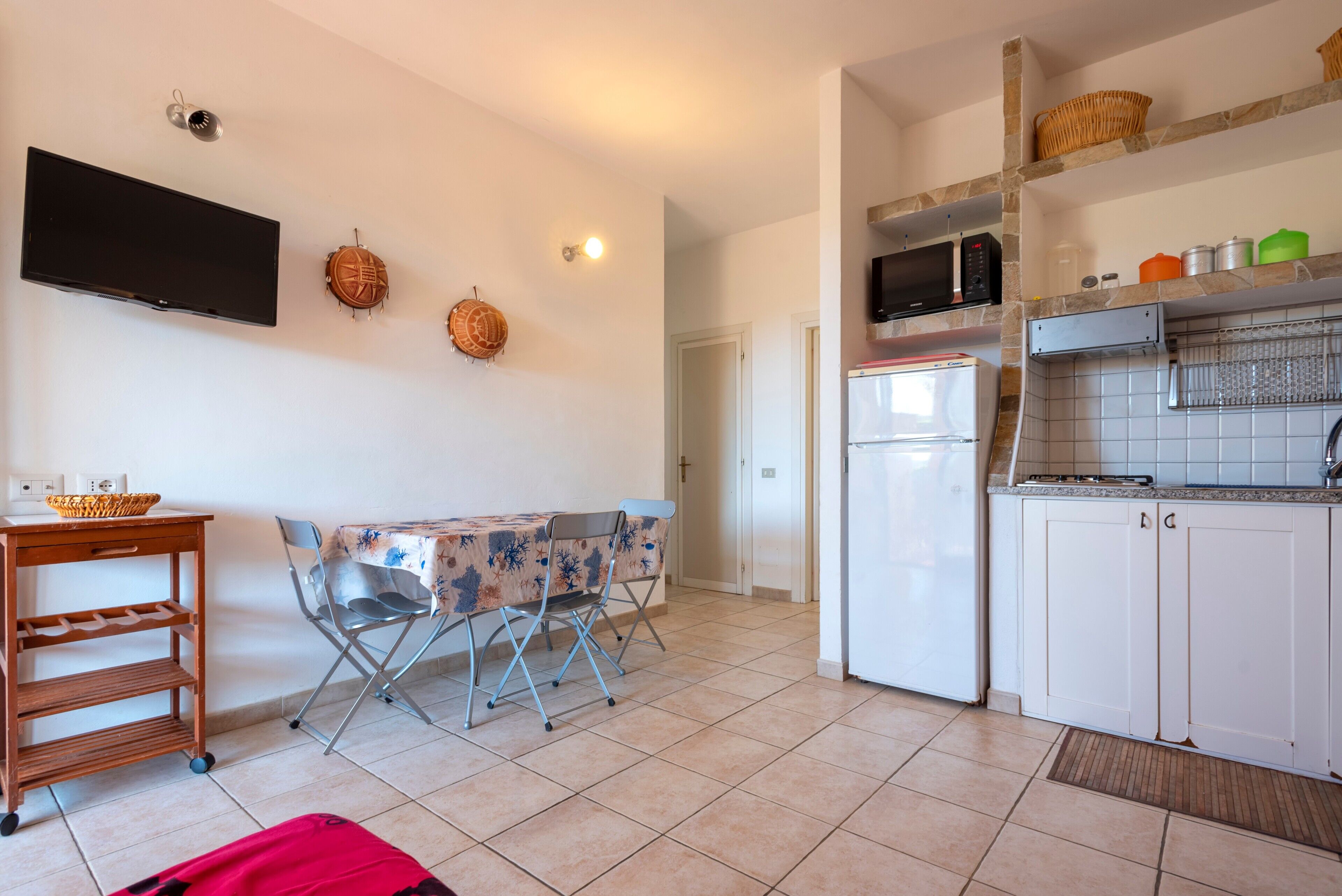 Fridge, oven, stovetop, coffee/tea maker