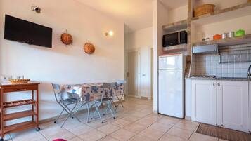 Kühlschrank, Ofen, Herdplatte, Wasserkocher mit Kaffee-/Teezubehör