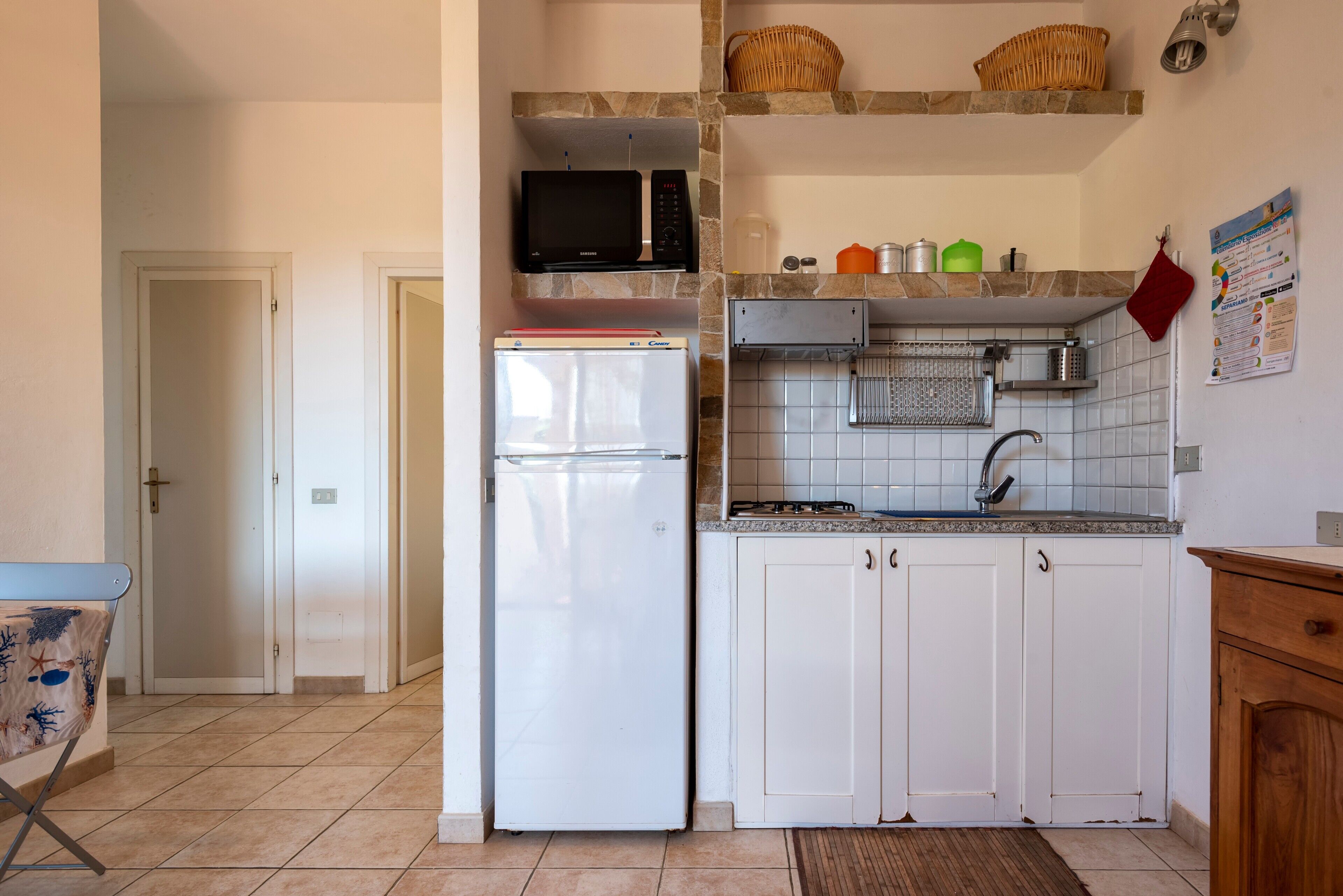 Refrigerador, horno, parrilla de estufa y cafetera y tetera 