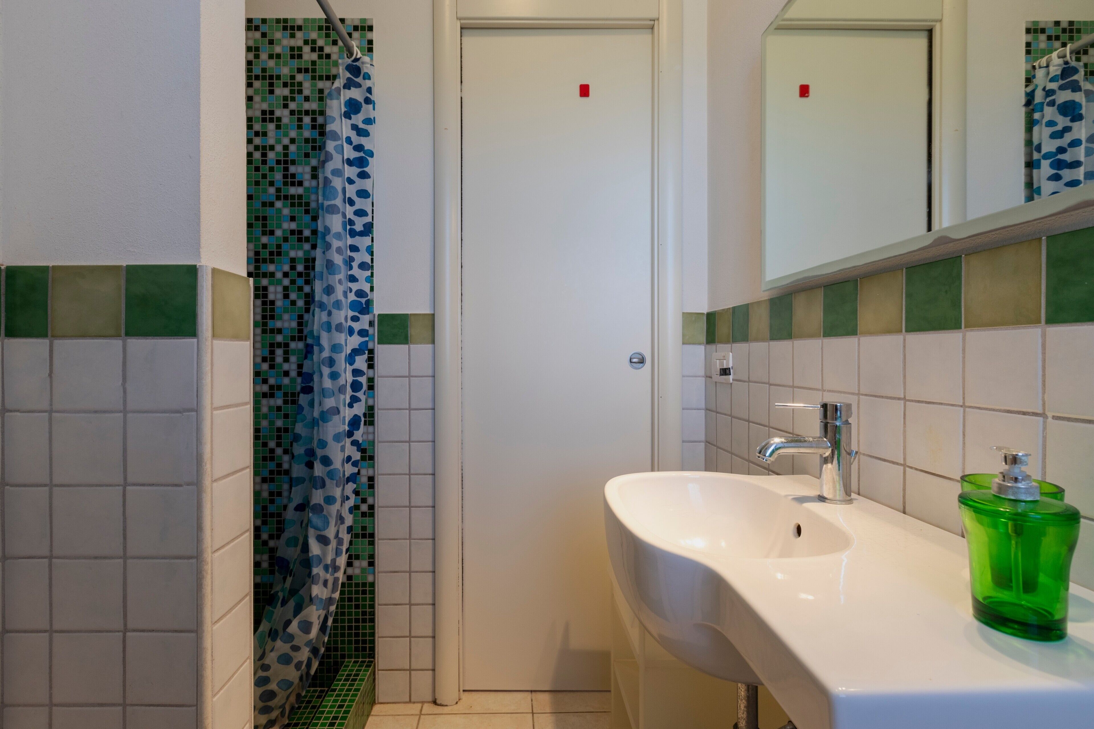 Een douche, een haardroger, handdoeken