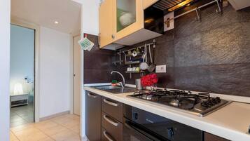 Fridge, oven, stovetop, coffee/tea maker