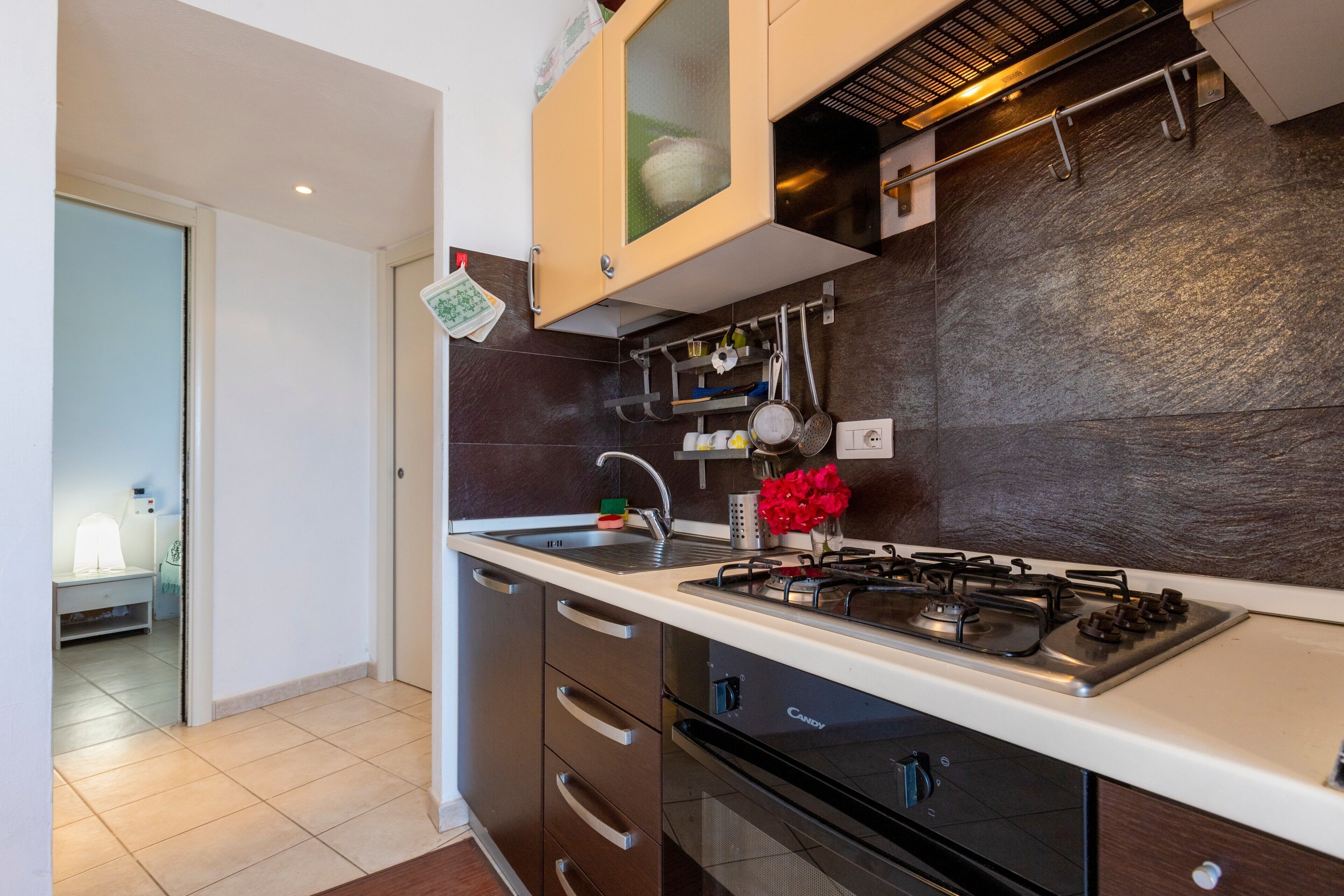 Frigorifero, forno, piano cottura, macchina per tè/caffè