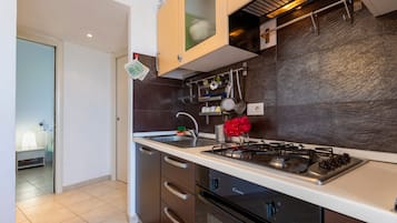 Frigorifero, forno, piano cottura, macchina per tè/caffè