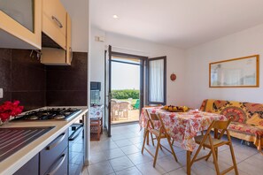 Fridge, oven, stovetop, coffee/tea maker - Holiday Home "Pergola 705" Just a Few Meters from the Beach with Private Terrace (STINTINO)