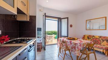 Fridge, oven, stovetop, coffee/tea maker