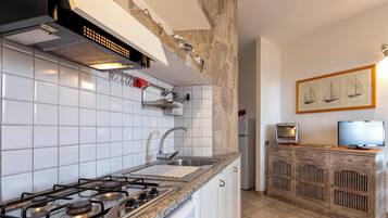 Frigorifero, forno, piano cottura, macchina per tè/caffè