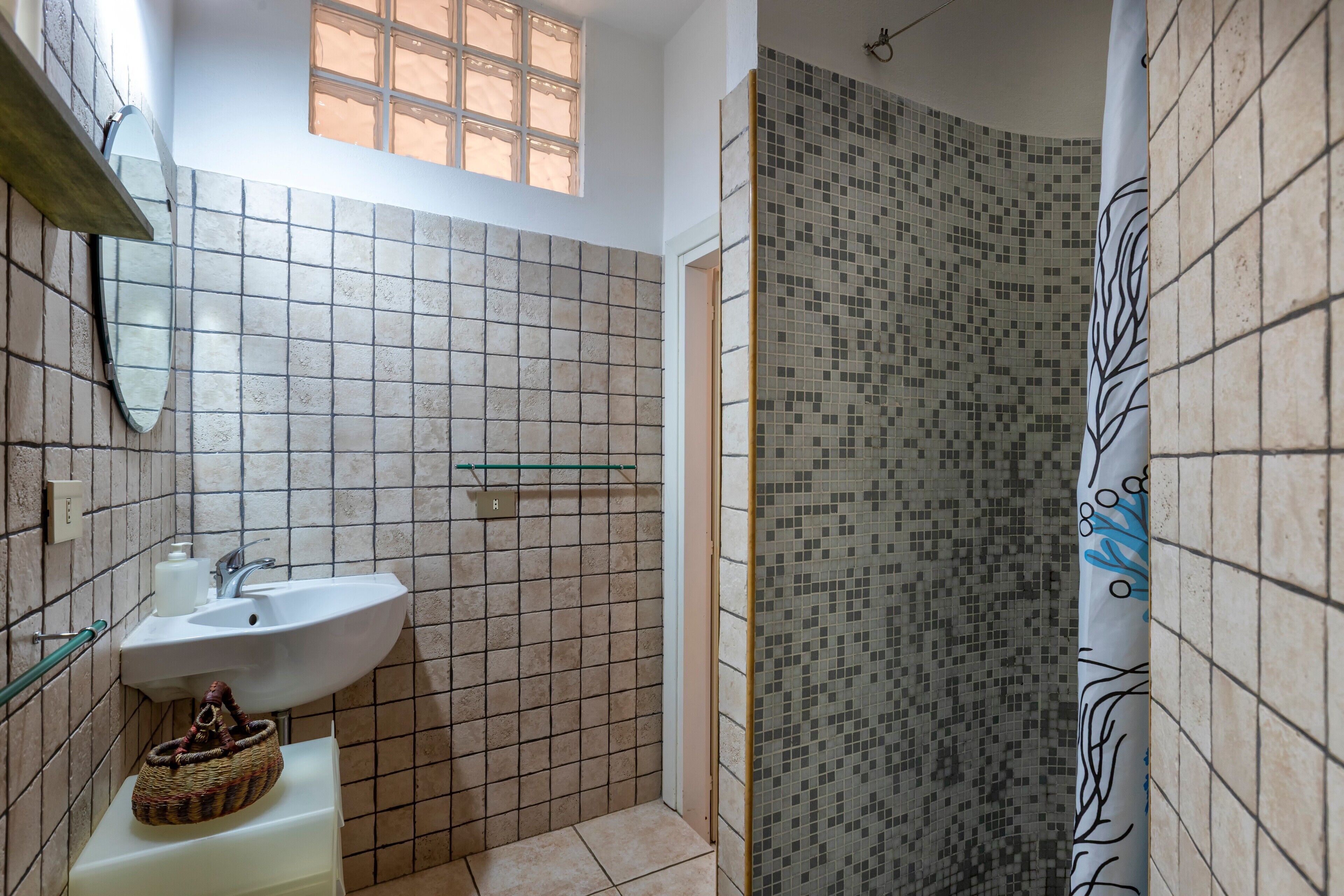 Een douche, een haardroger, handdoeken