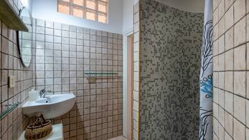 Een douche, een haardroger, handdoeken