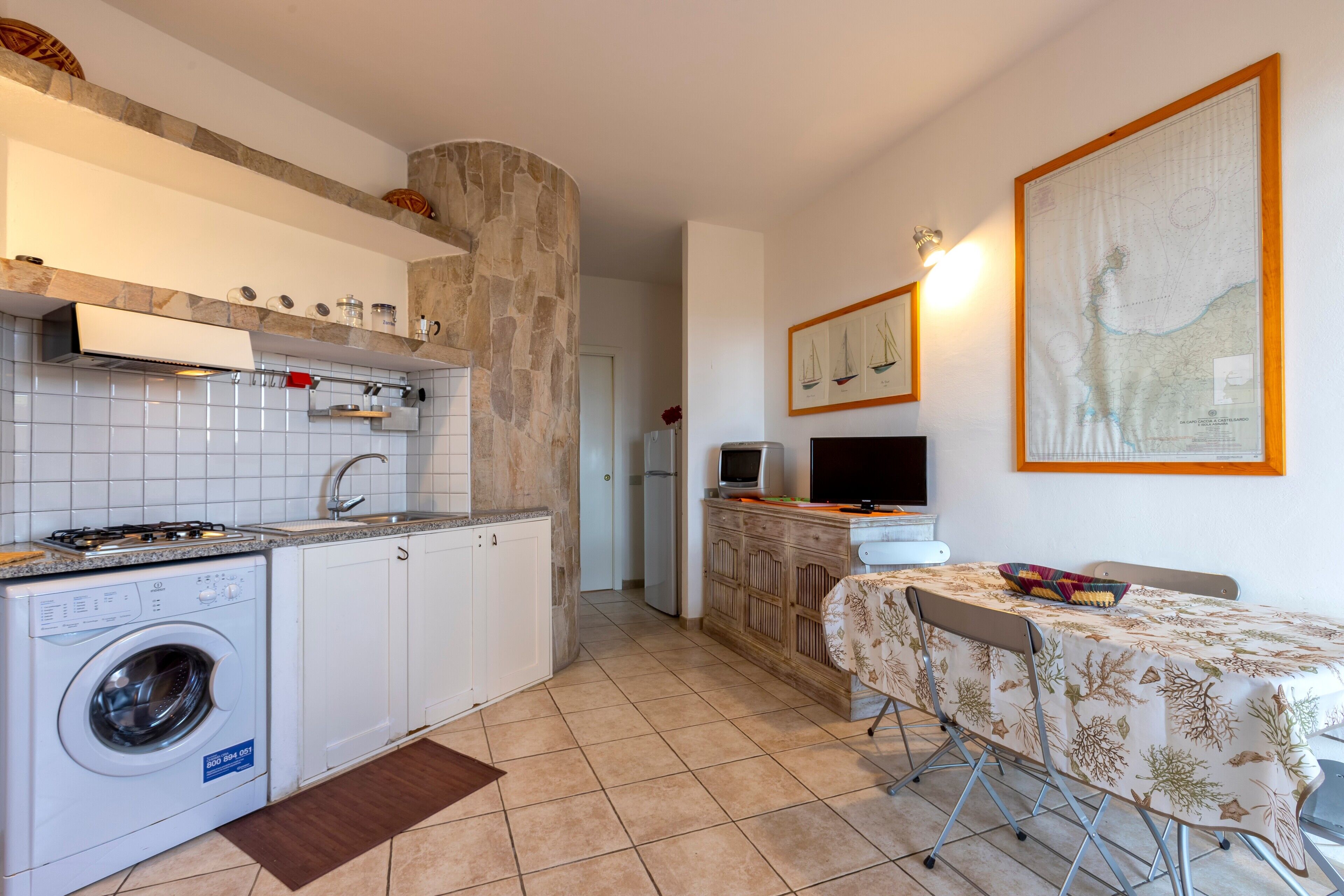 Refrigerador, horno, parrilla de estufa y cafetera y tetera 