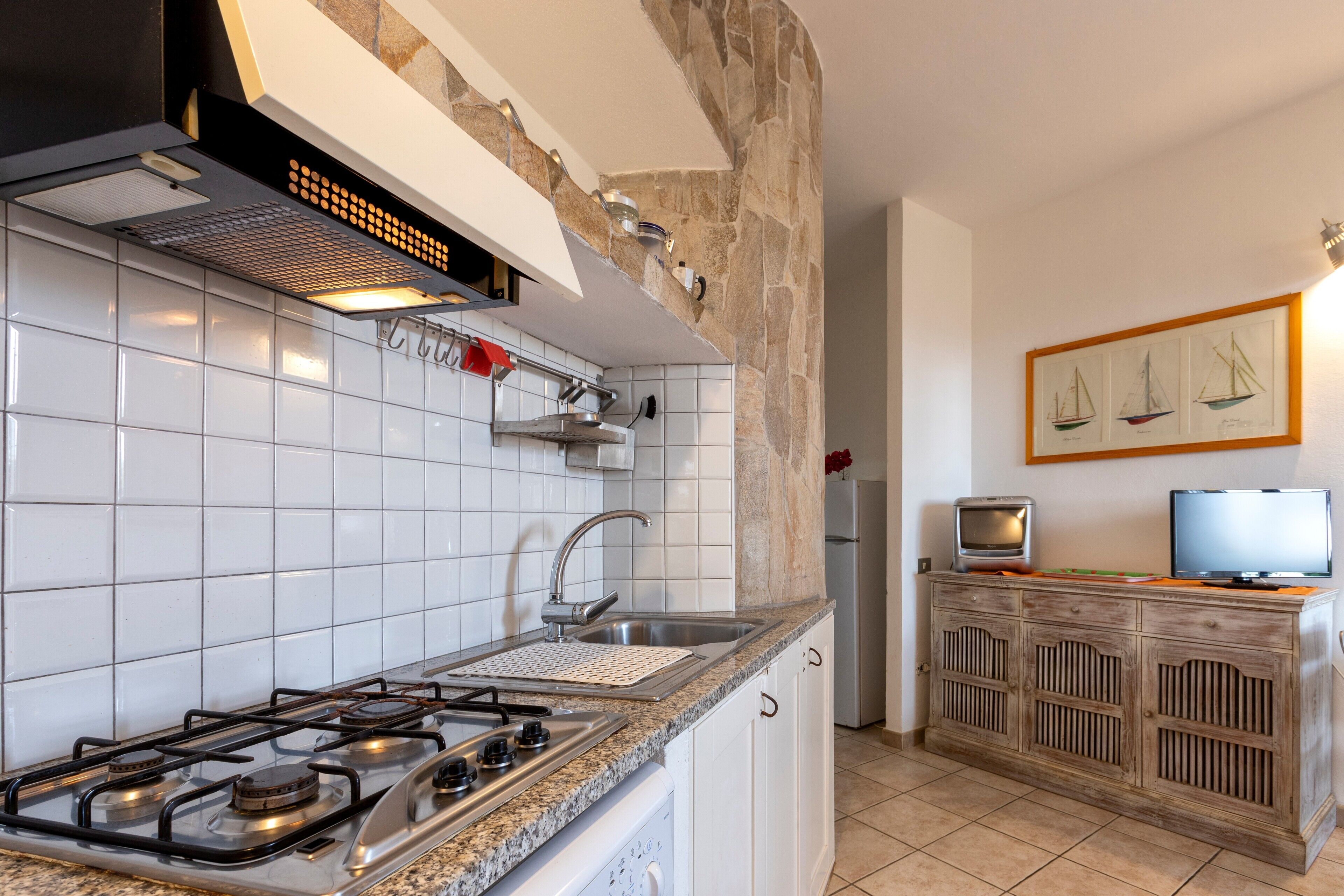 Kühlschrank, Ofen, Herdplatte, Wasserkocher mit Kaffee-/Teezubehör