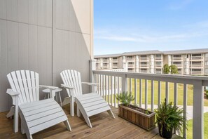 Property grounds - Oceanview 2-Bedroom Condo on Harbor Island: Deck, Pool, Beach Access & Park Pass! (Saint Helena Island)