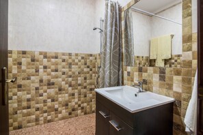 Shower, hair dryer, towels - Villa "Casa Santa Maria" with Pool, Wi-Fi, Terrace & Garden; Parking Available on Property (Boliqueime)