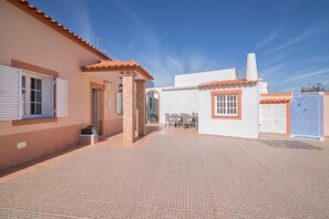 Exterior - Villa "Casa Santa Maria" with Pool, Wi-Fi, Terrace & Garden; Parking Available on Property (Boliqueime)