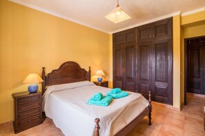 3 bedrooms, iron/ironing board, free WiFi, bed sheets - Villa "Casa Santa Maria" with Pool, Wi-Fi, Terrace & Garden; Parking Available on Property (Boliqueime)