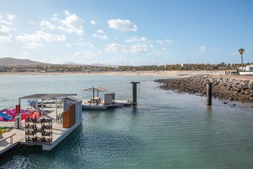 Vacaciones 'Caleta Beach Deluxe' con piscina compartida, terraza privada y Wi-Fi