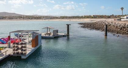 Vacaciones 'Caleta Beach Deluxe' con piscina compartida, terraza privada y Wi-Fi