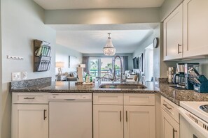 Réfrigérateur, micro-ondes, lave-vaisselle, cafetière/bouilloire