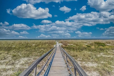 Oceanview Condo on Harbor Island: 2BR, Pool Views, Beach Access, & Family Amenities!