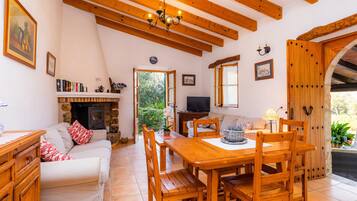 TV, tavolo da ping pong