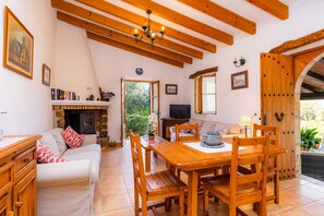 TV, table tennis - Holiday Home 'Can Pedro Monjo' with Private Pool, Private Terrace and Wi-Fi (Alcudia)