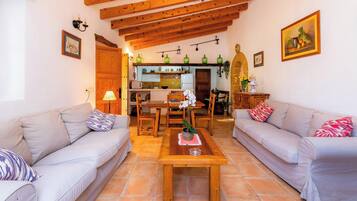 Una televisión, una mesa de tenis de mesa