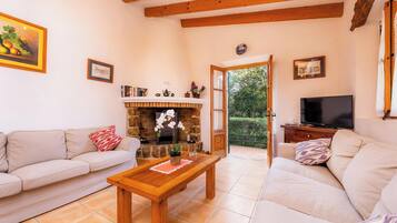 Una televisión, una mesa de tenis de mesa