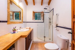 Dusj, hårføner og håndklær