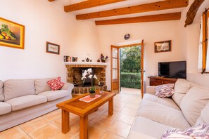 TV, table tennis - Holiday Home 'Can Pedro Monjo' with Private Pool, Private Terrace and Wi-Fi (Alcudia)