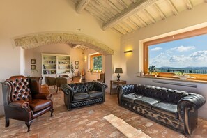 Televisión y chimenea