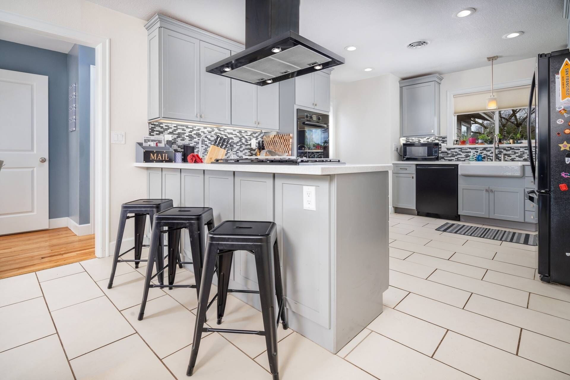 Refrigerador, microondas, lavavajillas y cafetera y tetera 