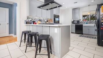 Refrigerador, microondas, lavavajillas y cafetera y tetera