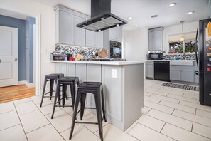 ثلاجة، ميكروويف، غسالة أطباق، ماكينة لصنع القهوة/الشاي