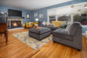 A living room with a fireplace, a sofa set, a coffee table, and a TV. - Amazing Single Level Suburban Home, Pet Friendly, Fenced Backyard, Close 2 Nike, Shopping, Portland (Beaverton)