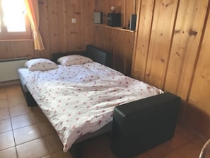 2 bedrooms, travel cot, free WiFi, bed sheets